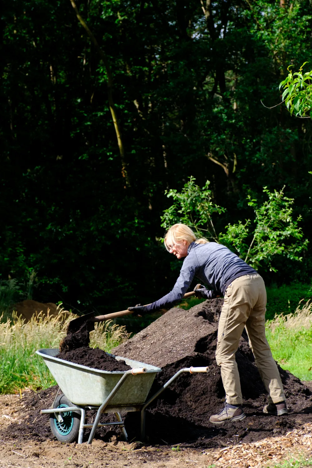 Werken aan de bedden in de tuin van Lintelo 12